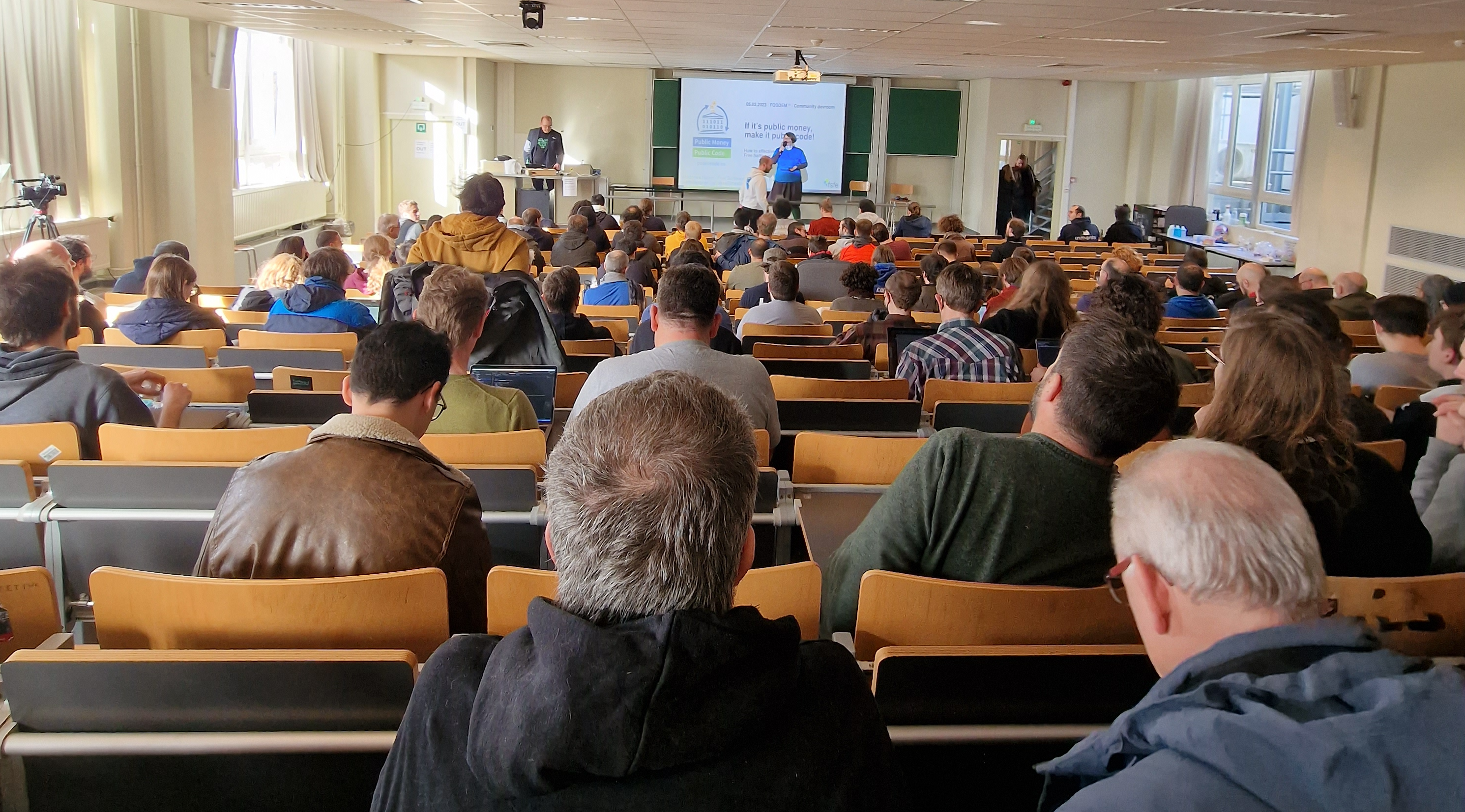 Photo from the back of the FOSDEM community devroom